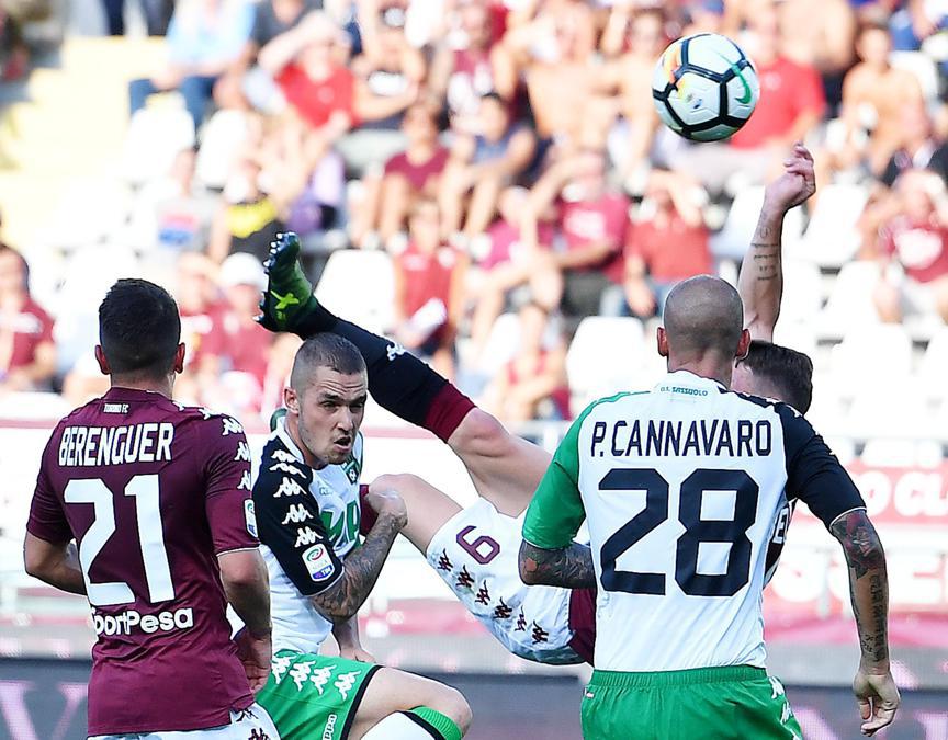 Andrea Belotti (destra) del Torino segna il gol durante la partita di calcio della Serie A Torino FC vs US Sassuolo allo stadio Olimpico di Torino, 27 agosto 2017. ANSA/ALESSANDRO DI MARCO