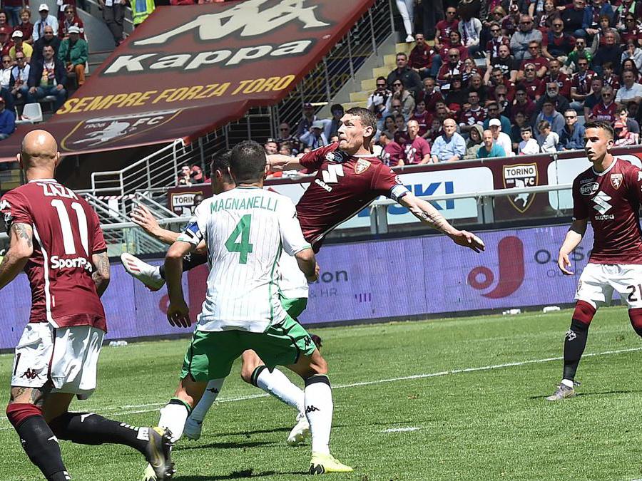 Andrea Belotti (centro) del Torino segna il gol durante la partita di calcio della Serie A Torino FC contro US Sassuolo allo stadio Olimpico Grande Torino a Torino, 12 maggio 2019. ANSA/ANDREA DI MARCO