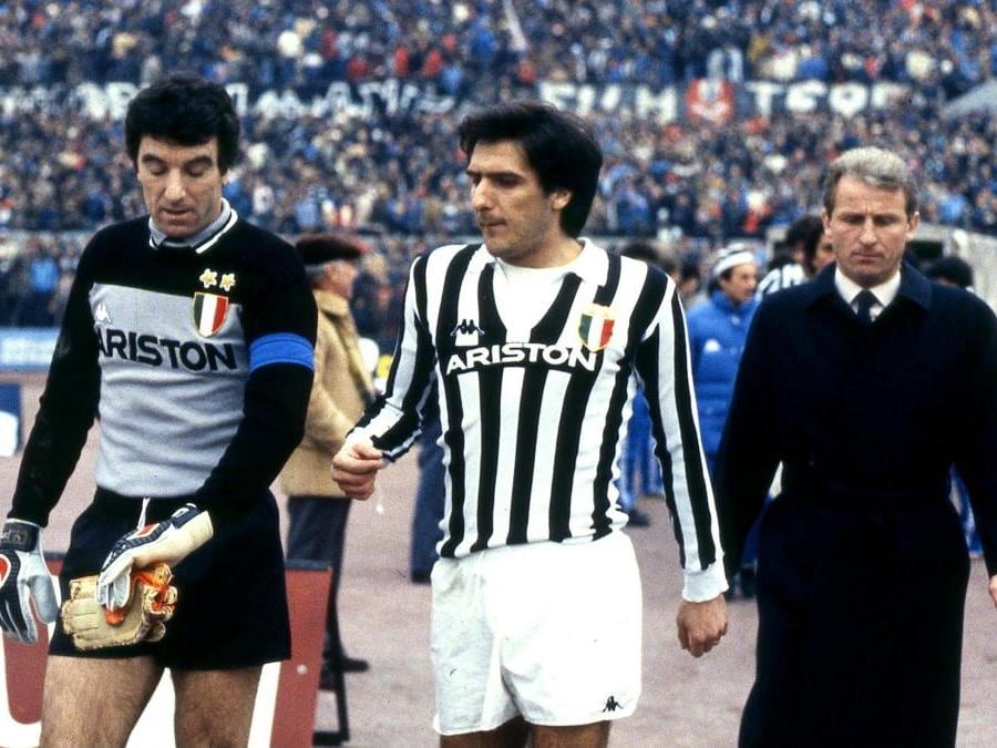 1974. Uno dei giocatori simbolo, Gaetano Scirea . acquistato dall'Atalanta per 700 milioni di lire. Nella foto (Olycom) da sinistra, con Dino Zoff e l'allenatore Giovanni Trapattoni.