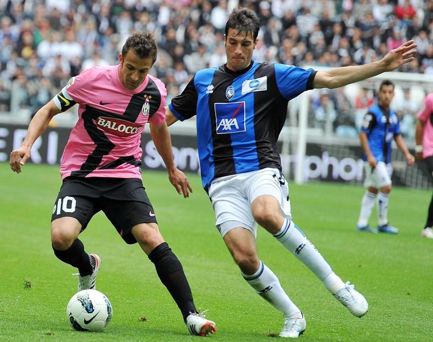 2012. Soprannominato Pinturicchio da Gianni Agnelli per l'eleganza del suo stile di gioco, dopo 19 anni con la maglia bianconera, vestita dal 1993 al 2012, Alex Del Piero lascia la Juventus. In totale ha collezionato 513 presenze e 208 goal vincendo 6 Scudetti, 1 Champions League, 1 Coppa Intercontinentale, 1 Supercoppa Europea, 1 Coppa Italia, 4 Supercoppe Italiane, 1 Coppa Intertoto e il campionato di Serie B 2006/07. Nella foto Ansa l'ultima partita del capitano allo Juventus Stadium contro l'Atalanta.