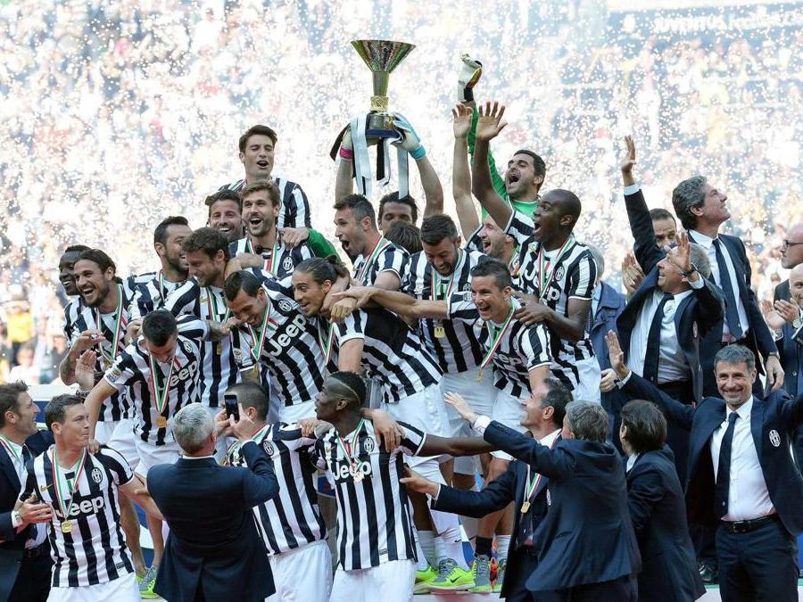 2014. La squadra bianconera, guidata dal tecnico Antonio Conte, stabilisce con 33 vittorie, 3 pareggi e 2 sconfitte il nuovo record di 102 punti, ottenuti in una singola edizione del campionato italiano. (ANSA)