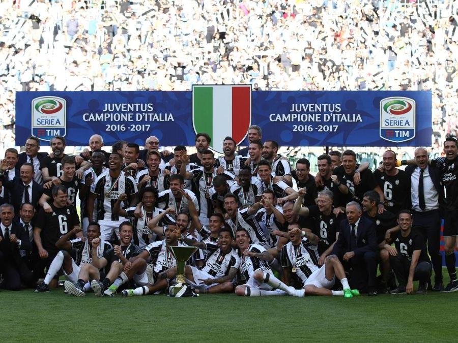 2017. La Juventus entra nella leggenda come prima squadra a vincere per la sesta volta consecutiva il titolo di campione d'Italia. (AFP)