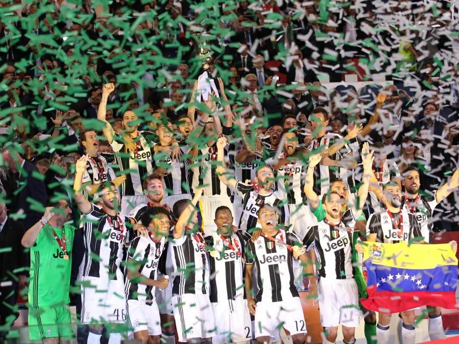 2017. Terza Coppa Italia consecutiva, la dodicesima della storia bianconera, battendo in finale la Lazio per 2-0. (OLYCOM). 