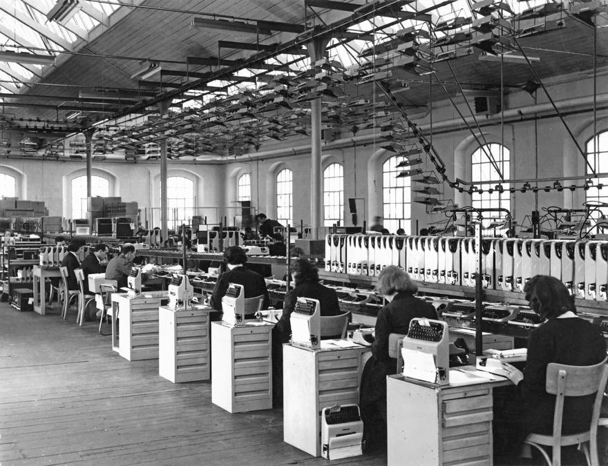 Linea di collaudo delle macchine per scrivere portatili Lettera 22 nello stabilimento di Aglie, 1958 (courtesy of Associazione Archivio Storico Olivetti)