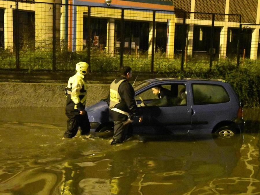 Vigili del fuoco e agenti della polizia stradale accorsi in aiuto degli automobilisti rimasti bloccati (ANSA/Daniele Bennati)