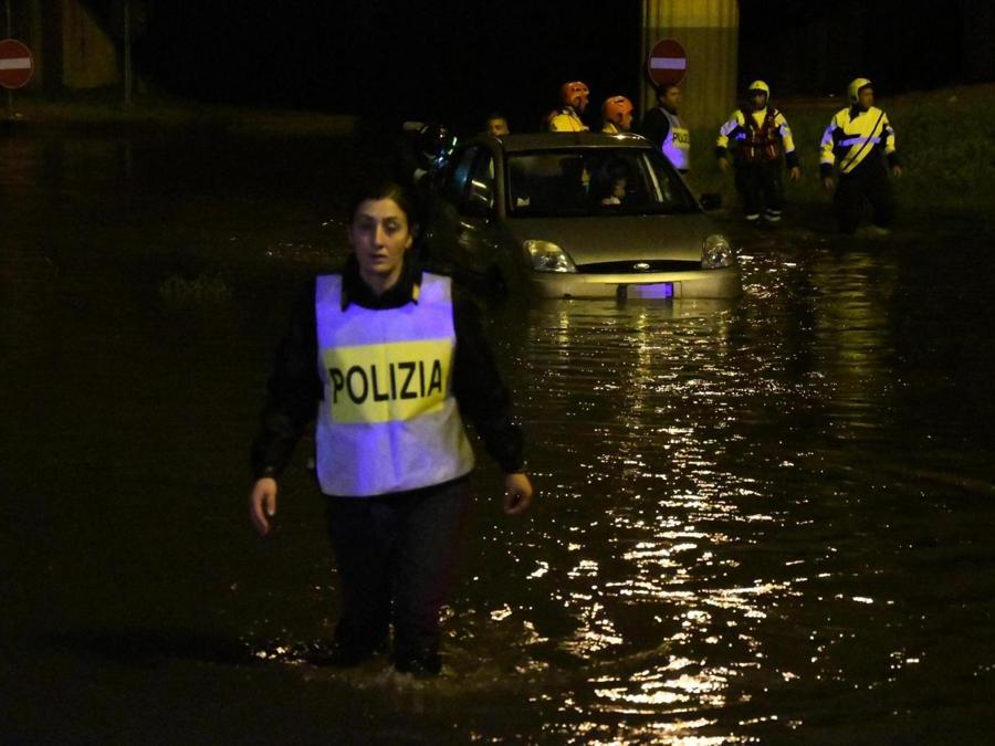 Vigili del fuoco e agenti della polizia stradale accorsi in aiuto degli automobilisti rimasti bloccati (ANSA/Daniele Bennati)