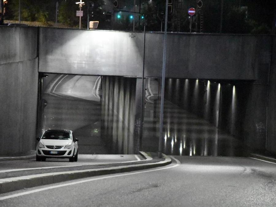 Un sottopassaggio allagato a causa della bomba d'acqua caduta attorno alle 22.30 a Lissone, in Brianza (ANSA/Daniele Bennati)