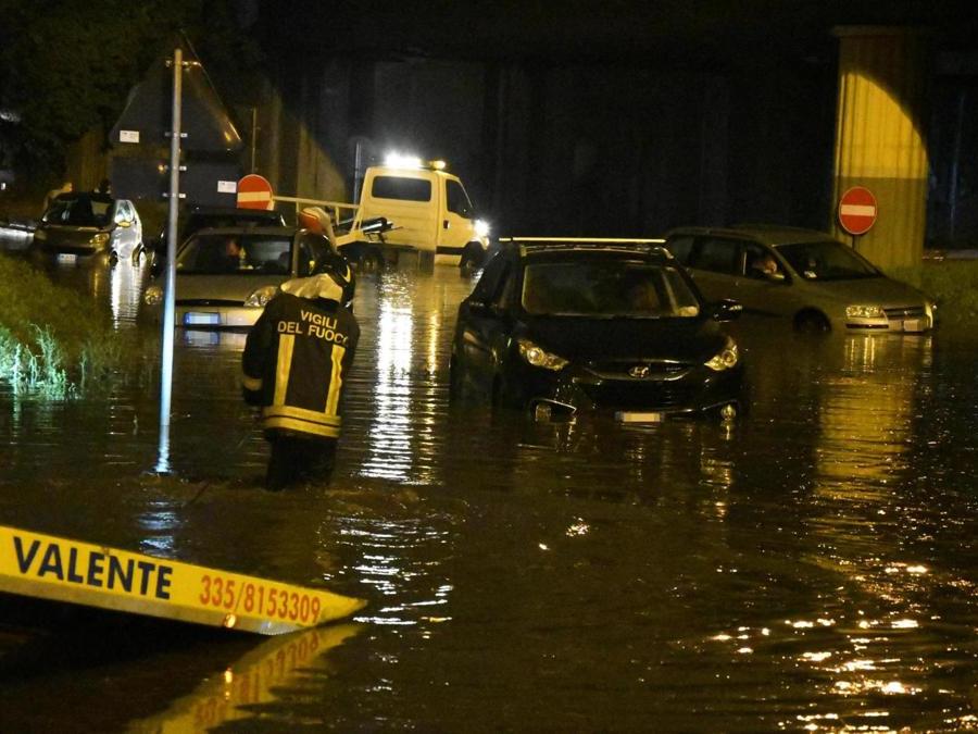 Vigili del fuoco e agenti della polizia stradale accorsi in aiuto degli automobilisti rimasti bloccati  (ANSA/Daniele Bennati)