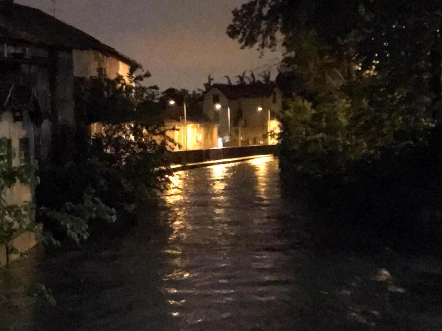 Il livello del fiume Seveso salito a causa della forte pioggia caduta attorno alle 22.30 a Lissone, in Brianza (ANSA/Daniele Bennati)