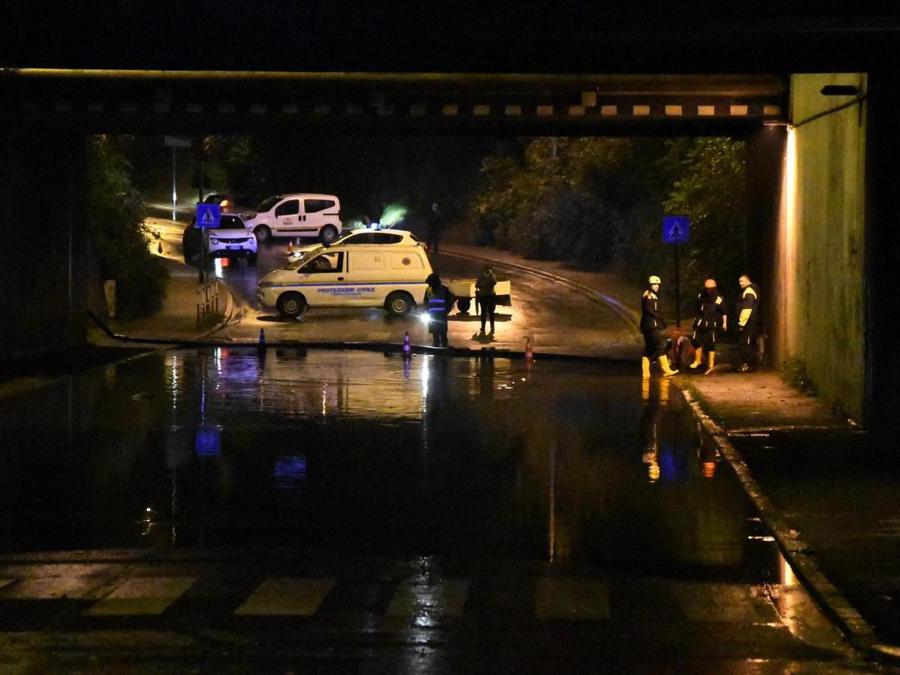 Vigili del fuoco e agenti della polizia stradale accorsi in aiuto degli automobilisti rimasti bloccati (ANSA/Daniele Bennati)