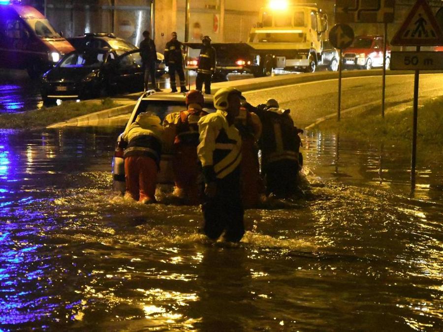 Vigili del fuoco e agenti della polizia stradale accorsi in aiuto degli automobilisti rimasti bloccati (ANSA/Daniele Bennati)