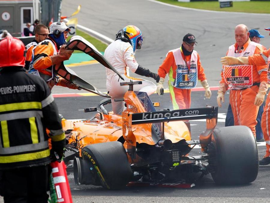 I soccorsi accorrono alla macchina di Fernando Alonso (REUTERS/Francois Lenoir)
