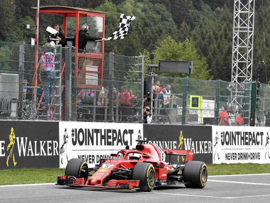 La Ferrari di Sebastian Vettel taglia il traguardo e vince il Grand Prix di Spa(AP Photo/Geert Vanden Wijngaert)