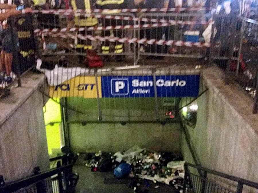 E' stato il cedimento della ringhiera di una scala di accesso al parcheggio sotterraneo di piazza San Carlo a scatenare il panico tra la gente che stava assistendo alla finale di Champions League nel centro di Torino, 03 giugno 2017. ANSA/UFFICIO STAMPA CARABINIERI 