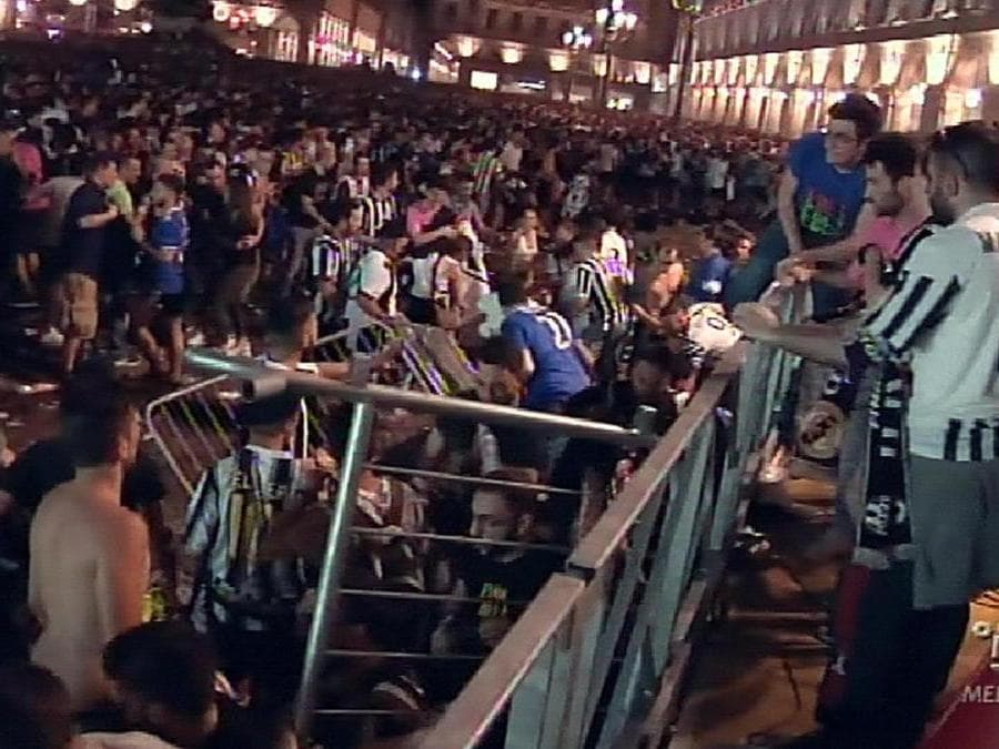 Il fermo immagine tratto da Canale5 mostra le scene di panico che si sono scatenate tra i tifosi della Juventus che stavano assistendo alla finale di Champions League dal maxi schermo di piazza San Carlo a Torino, 03 giugno 2017. ANSA/FERMO IMMAGINE MEDIASET 