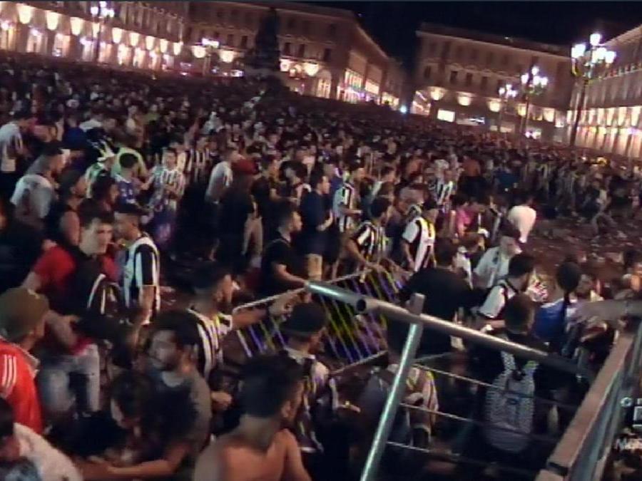 Il fermo immagine tratto da Canale5 mostra le scene di panico che si sono scatenate tra i tifosi della Juventus che stavano assistendo alla finale di Champions League dal maxi schermo di piazza San Carlo a Torino, 03 giugno 2017. ANSA/FERMO IMMAGINE MEDIASET 