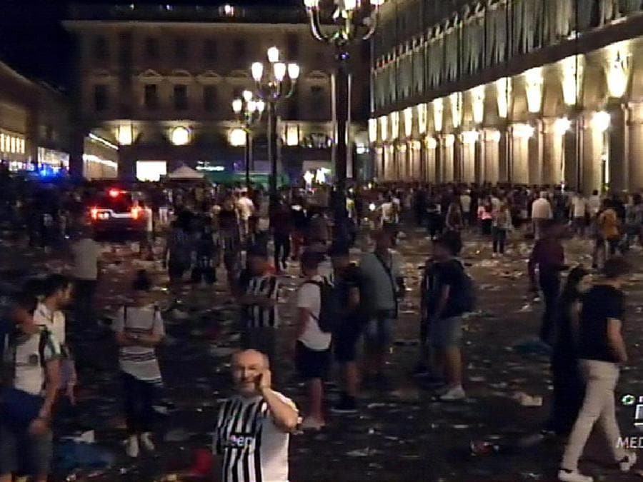 Il fermo immagine tratto da Canale5 mostra le scene di panico che si sono scatenate tra i tifosi della Juventus che stavano assistendo alla finale di Champions League dal maxi schermo di piazza San Carlo a Torino, 03 giugno 2017. ANSA/FERMO IMMAGINE MEDIASET 