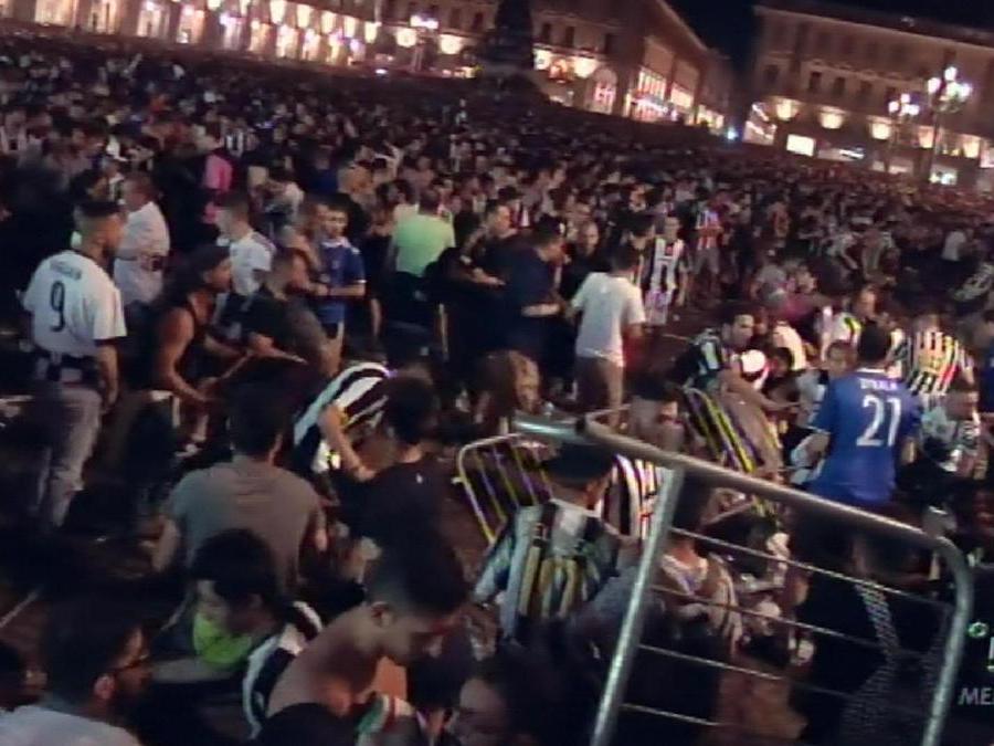 Il fermo immagine tratto da Canale5 mostra le scene di panico che si sono scatenate tra i tifosi della Juventus che stavano assistendo alla finale di Champions League dal maxi schermo di piazza San Carlo a Torino, 03 giugno 2017. ANSA/FERMO IMMAGINE MEDIASET 