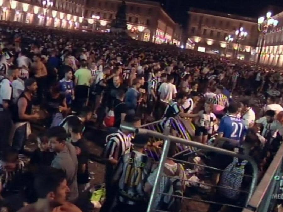 Il fermo immagine tratto da Canale5 mostra le scene di panico che si sono scatenate tra i tifosi della Juventus che stavano assistendo alla finale di Champions League dal maxi schermo di piazza San Carlo a Torino, 03 giugno 2017. ANSA/FERMO IMMAGINE MEDIASET 