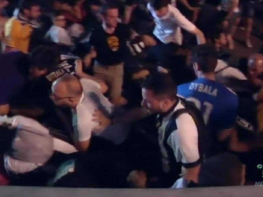 Il fermo immagine tratto da Canale5 mostra le scene di panico che si sono scatenate tra i tifosi della Juventus che stavano assistendo alla finale di Champions League dal maxi schermo di piazza San Carlo a Torino, 03 giugno 2017. ANSA/FERMO IMMAGINE MEDIASET 