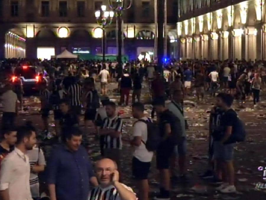 Il fermo immagine tratto da Canale5 mostra le scene di panico che si sono scatenate tra i tifosi della Juventus che stavano assistendo alla finale di Champions League dal maxi schermo di piazza San Carlo a Torino, 03 giugno 2017. ANSA/FERMO IMMAGINE MEDIASET 