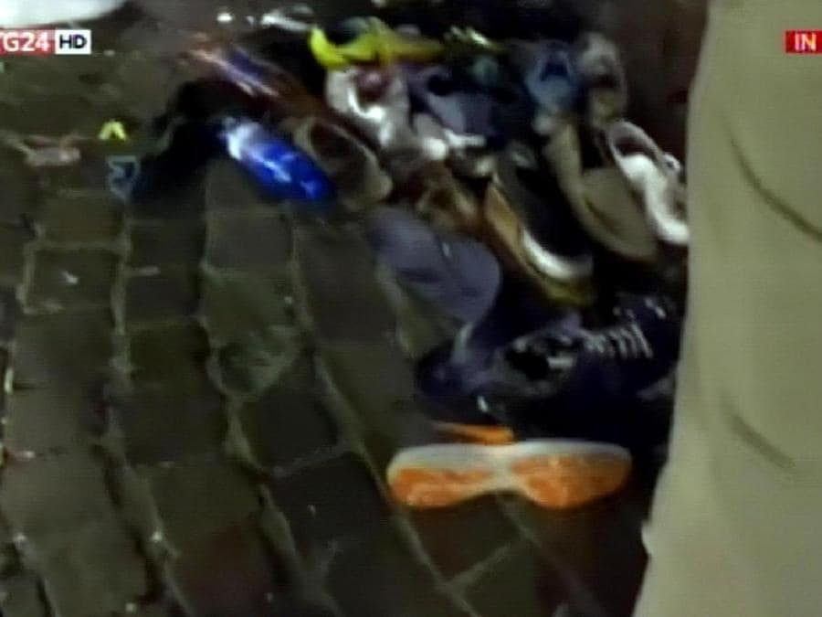 Il fermo immagine tratto da Sky mostra centinaia di scarpe dopo le scene di panico che si sono scatenate tra i tifosi della Juventus che stavano assistendo alla finale di Champions League dal maxi schermo di piazza San Carlo a Torino, 03 giugno 2017. ANSA  