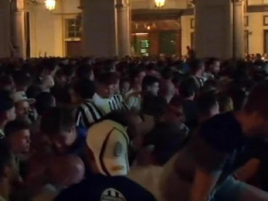Il fermo immagine tratto da Sky mostra le scene di panico che si sono scatenate tra i tifosi della Juventus che stavano assistendo alla finale di Champions League dal maxi schermo di piazza San Carlo a Torino, 03 giugno 2017. ANSA/FERMO IMMAGINE SKY 