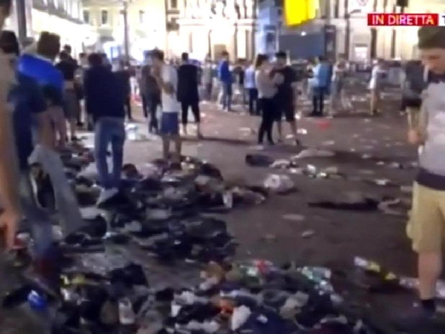 Il fermo immagine tratto da Sky mostra centinaia di scarpe dopo le scene di panico che si sono scatenate tra i tifosi della Juventus che stavano assistendo alla finale di Champions League dal maxi schermo di piazza San Carlo a Torino, 03 giugno 2017. ANSA/FERMO IMMAGINE SKY 
