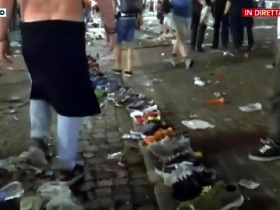 Il fermo immagine tratto da Sky mostra centinaia di scarpe dopo le scene di panico che si sono scatenate tra i tifosi della Juventus che stavano assistendo alla finale di Champions League dal maxi schermo di piazza San Carlo a Torino, 03 giugno 2017. ANSA/FERMO IMMAGINE SKY