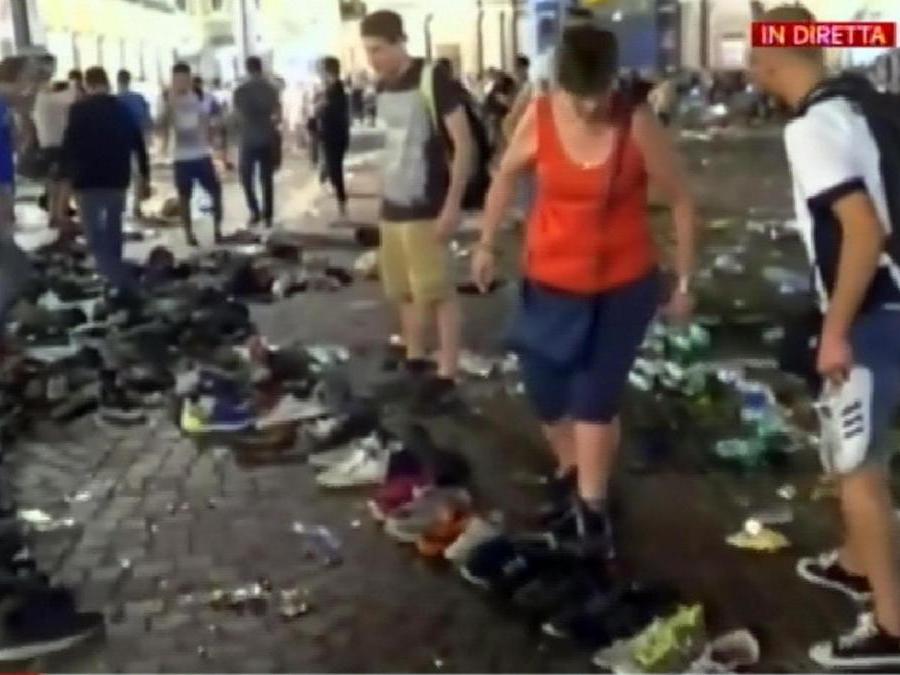 Il fermo immagine tratto da Sky mostra centinaia di scarpe dopo le scene di panico che si sono scatenate tra i tifosi della Juventus che stavano assistendo alla finale di Champions League dal maxi schermo di piazza San Carlo a Torino, 03 giugno 2017. ANSA/FERMO IMMAGINE SKY