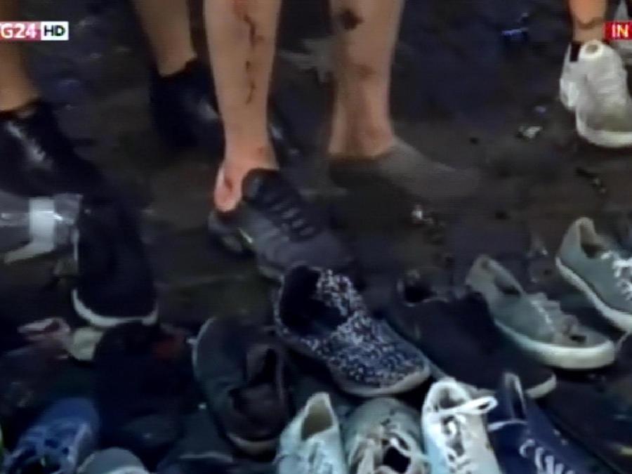 Il fermo immagine tratto da Sky mostra scarpe dopo le scene di panico che si sono scatenate tra i tifosi della Juventus che stavano assistendo alla finale di Champions League dal maxi schermo di piazza San Carlo a Torino, 03 giugno 2017. ANSA/FERMO IMMAGINE SKY 