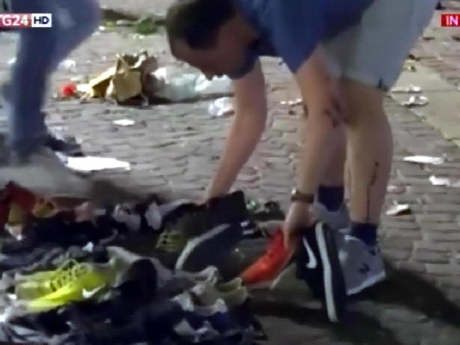 Il fermo immagine tratto da Sky mostra scarpe dopo le scene di panico che si sono scatenate tra i tifosi della Juventus che stavano assistendo alla finale di Champions League dal maxi schermo di piazza San Carlo a Torino, 03 giugno 2017. ANSA/FERMO IMMAGINE SKY 