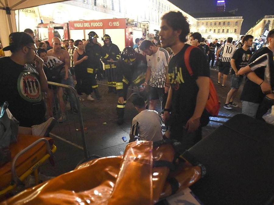 Panico e fuggi fuggi con alcuni contusi e feriti tra i tifosi della Juventus al termine della finale di Champions League Juventus-Real Madrid in Piazza San Carlo a Torino - FOTO IPP/Massimo Rana Torino 03-06-2017 (Italy Photo Press - World Copyright)