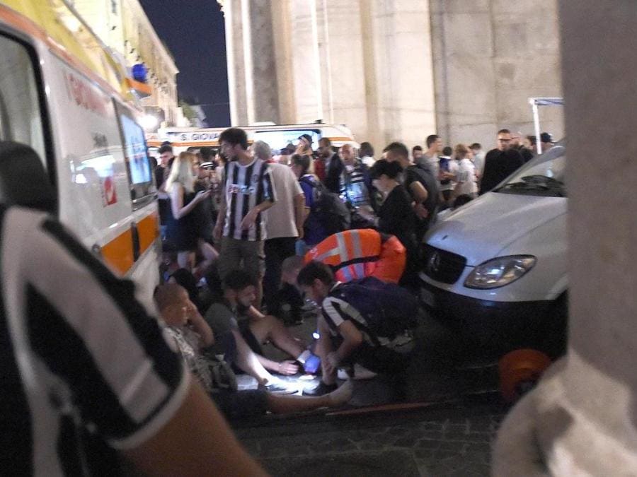 Panico e fuggi fuggi con alcuni contusi e feriti tra i tifosi della Juventus al termine della finale di Champions League Juventus-Real Madrid in Piazza San Carlo a Torino - FOTO IPP/Massimo Rana Torino 03-06-2017 (Italy Photo Press - World Copyright)