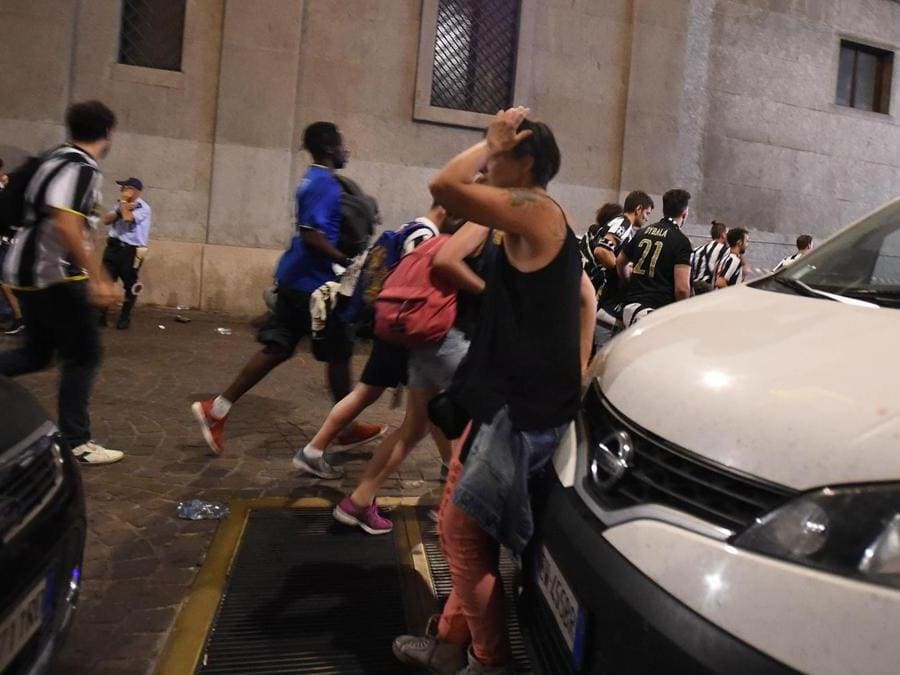 Panico e fuggi fuggi con alcuni contusi e feriti tra i tifosi della Juventus al termine della finale di Champions League Juventus-Real Madrid in Piazza San Carlo a Torino - FOTO IPP/Massimo Rana Torino 03-06-2017 (Italy Photo Press - World Copyright)