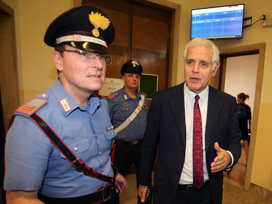 L'ex presidente della regione Lombardia Roberto Formigoni lascia il tribunale di Milano dopo aver partecipato ad un'udienza del processo Maugeri, 8 luglio 2015. ANSA / MATTEO BAZZI
