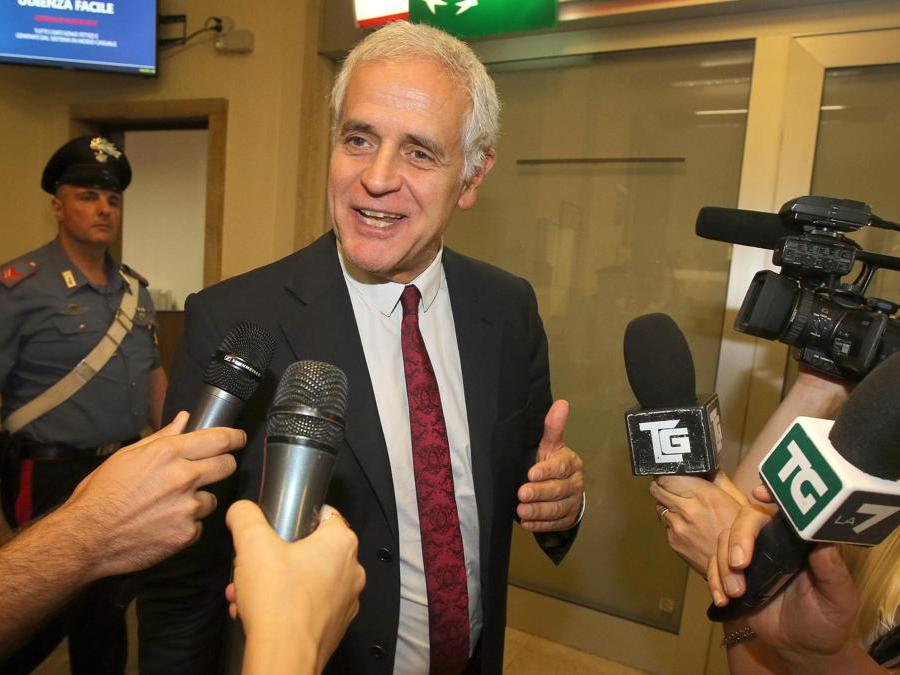 L'ex presidente della regione Lombardia Roberto Formigoni lascia il tribunale di Milano dopo aver partecipato ad un'udienza del processo Maugeri, 8 luglio 2015. ANSA / MATTEO BAZZI