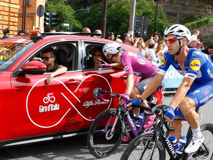 Giro d’Italia, a Roma interrotta la tappa finale per le troppe buche del manto stradale