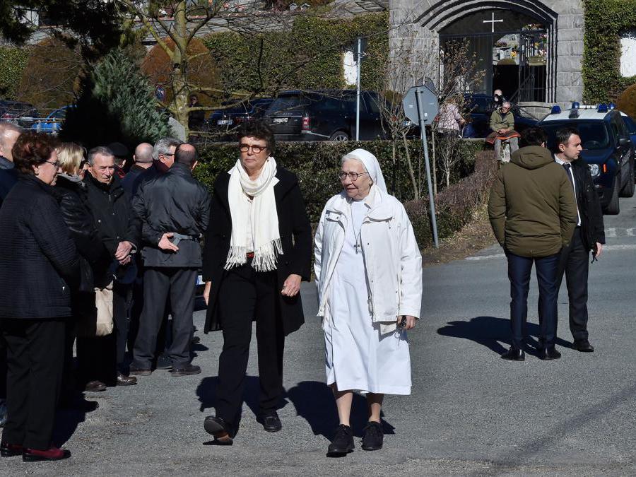 Suor Giuliana Galli arriva alla Chiesa San Pietro in Vincoli a Villar Perosa per il funerale di Marella Caracciolo (Ansa/Alessandro Di Marco)