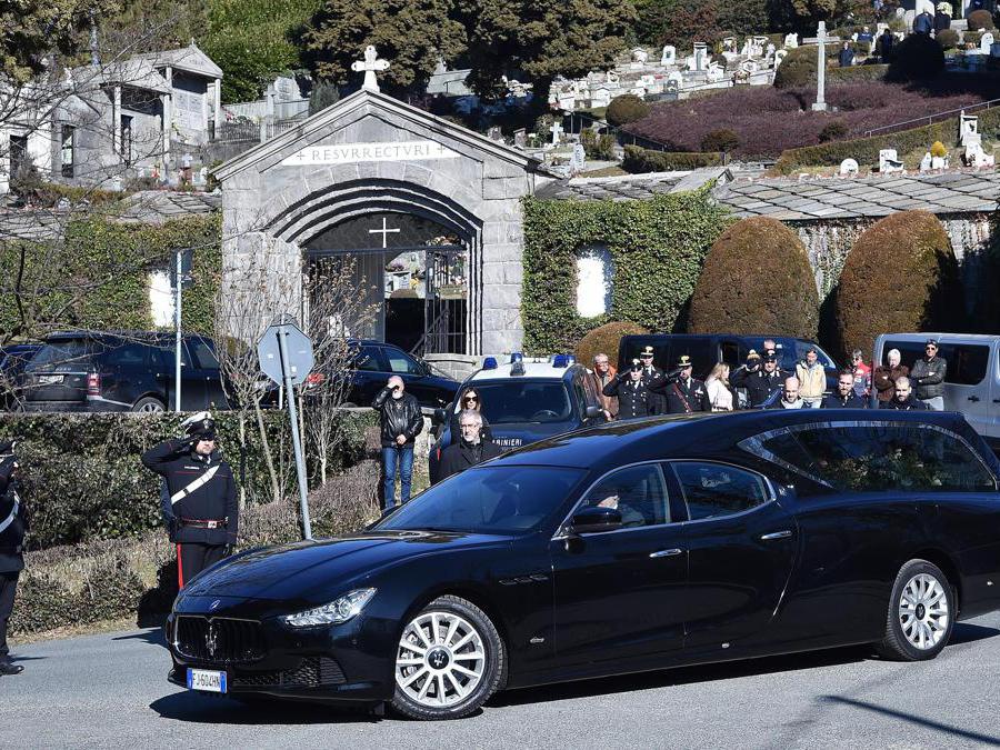 Il carro funebre arriva alla Chiesa San Pietro in Vincoli a Villar Perosa (Ansa/Alessandro Di Marco)