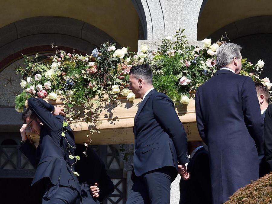 Il feretro di Marella Caracciolo viene portato nella chiesa San Pietro in Vincoli a Villar Perosa (Ansa/Alessandro Di Marco)