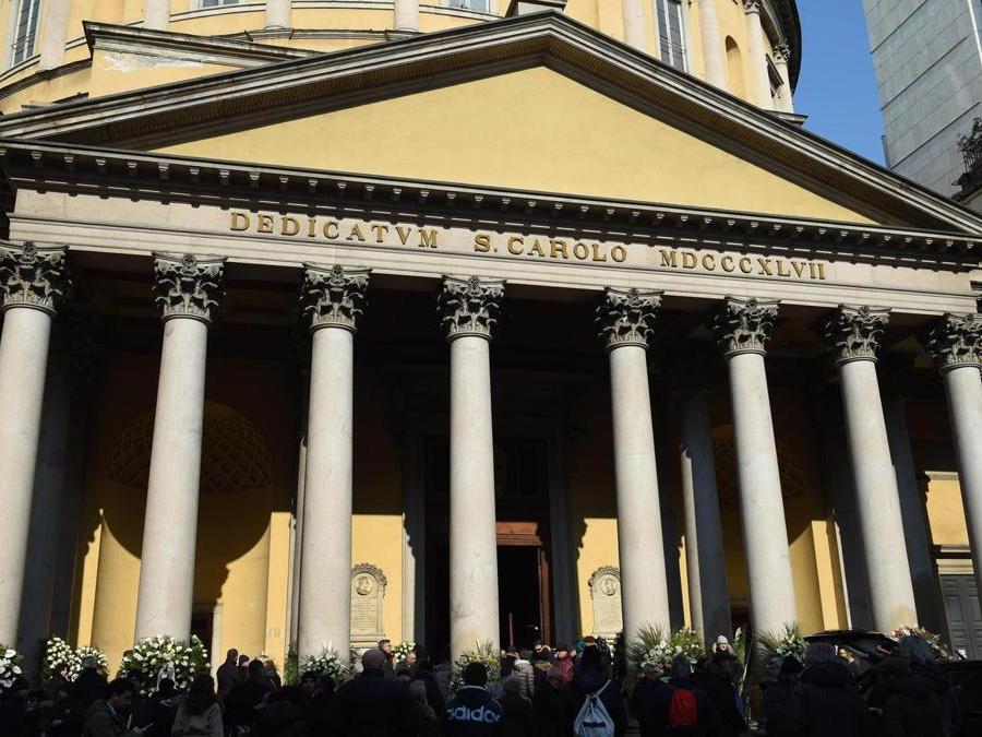 Una veduta esterna della chiesa di San Carlo, dove si svolgono i funerali di Gian Marco Moratti, scomparso  a 81 anni, Milano, 27 febbraio 2018. (ANSA/ Stringer)