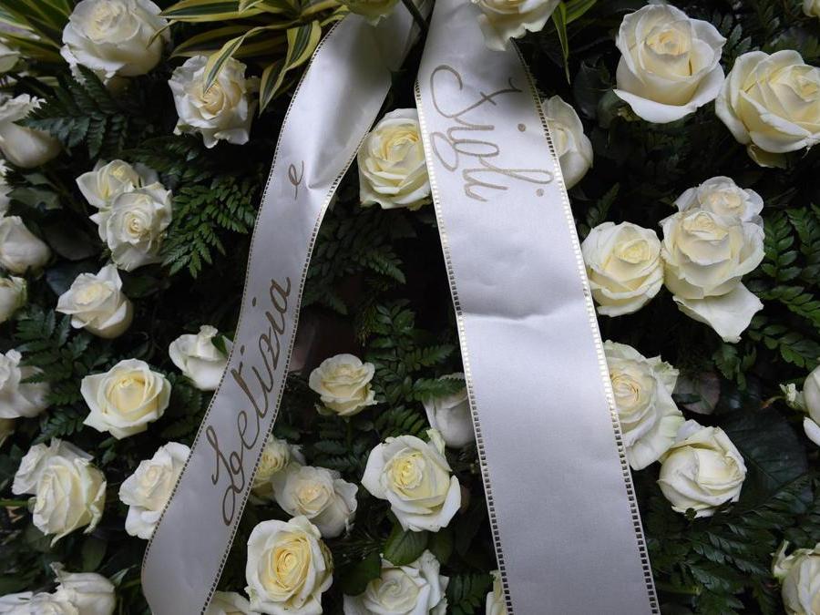 La corona della moglie Letizia ai funerali di Gian Marco Moratti,  scomparso  a 81 anni, nella chiesa di San Carlo, Milano, 27 febbraio 2018. (ANSA/ Stringer)