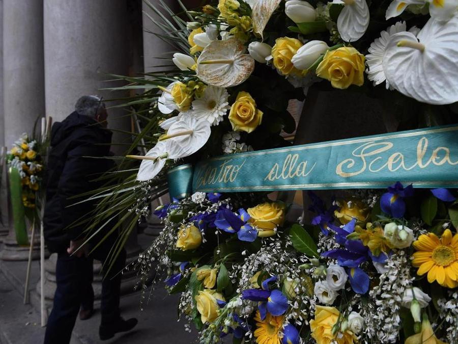 La corona del Teatro alla Scala ai funerali di Gian Marco Moratti,  scomparso  a 81 anni, nella chiesa di San Carlo, Milano, 27 febbraio 2018. (ANSA/ Stringer)