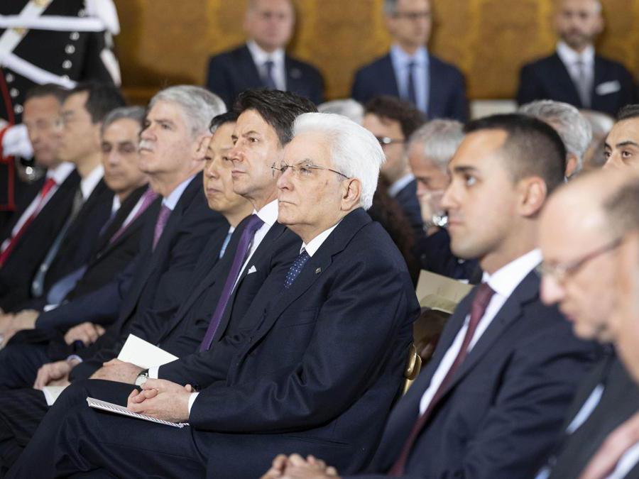 Il presidente Sergio Mattarella, il vicepremier e ministro del Lavoro e dello Sviluppo economico Luigi Di Maio e il presidente del Consiglio Giuseppe Conte (Ansa)