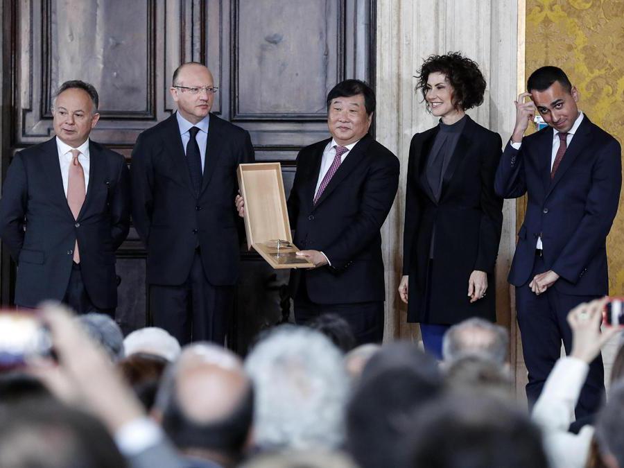 Il Premio Leonardo International a Tan Xuguang, presidente Gruppo Weichai e Gruppo Ferretti (Ansa)