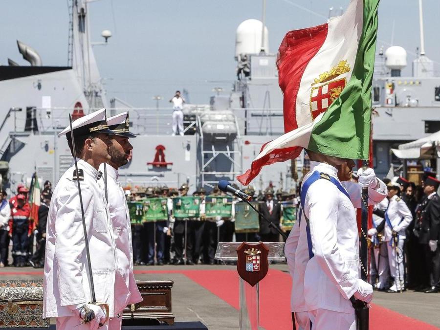 Un momento della celebrazione della giornata della Marina Militare, Civitavecchia. (Ansa)