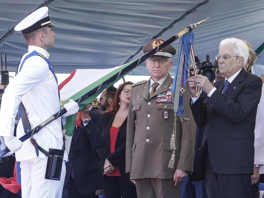 Il presidente della Repubblica Sergio Mattarella durante le celebrazione della giornata della Marina Militare, Civitavecchia. (Ansa)