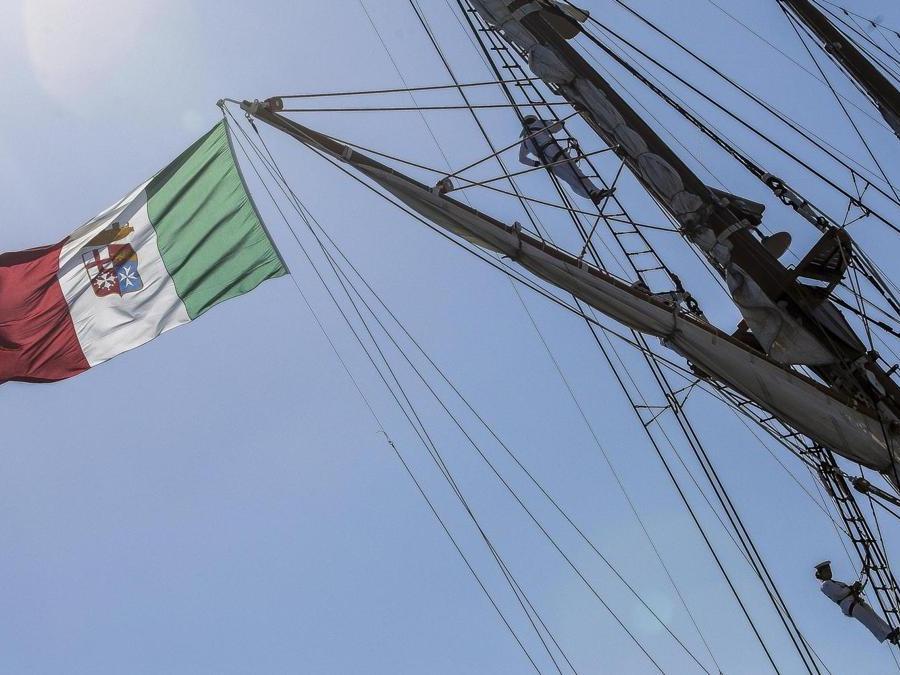 Un momento della celebrazione della giornata della Marina Militare, Civitavecchia. (Ansa)