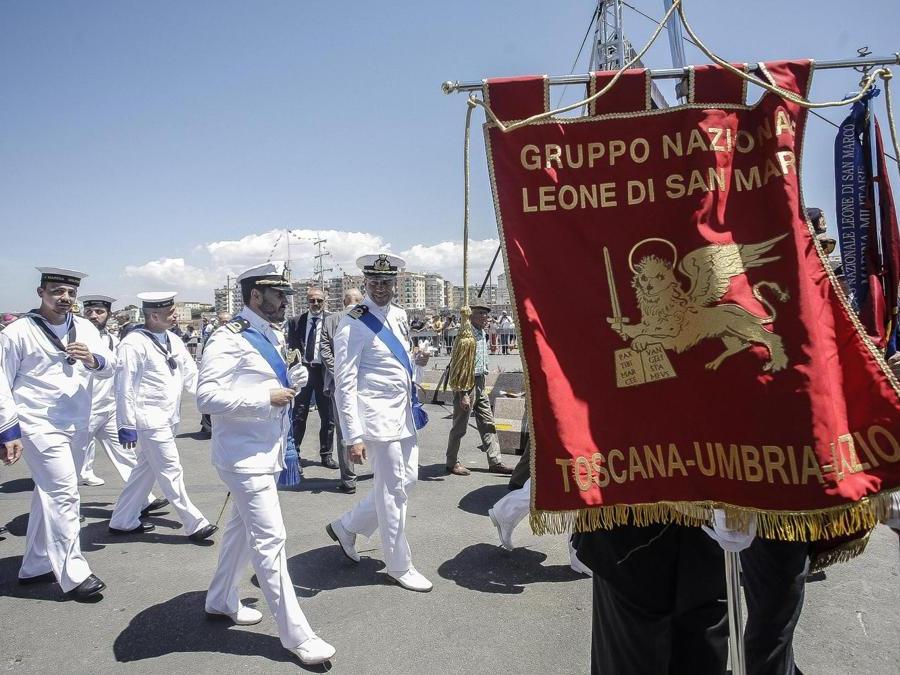 Un momento della celebrazione della giornata della Marina Militare, Civitavecchia. (Ansa)